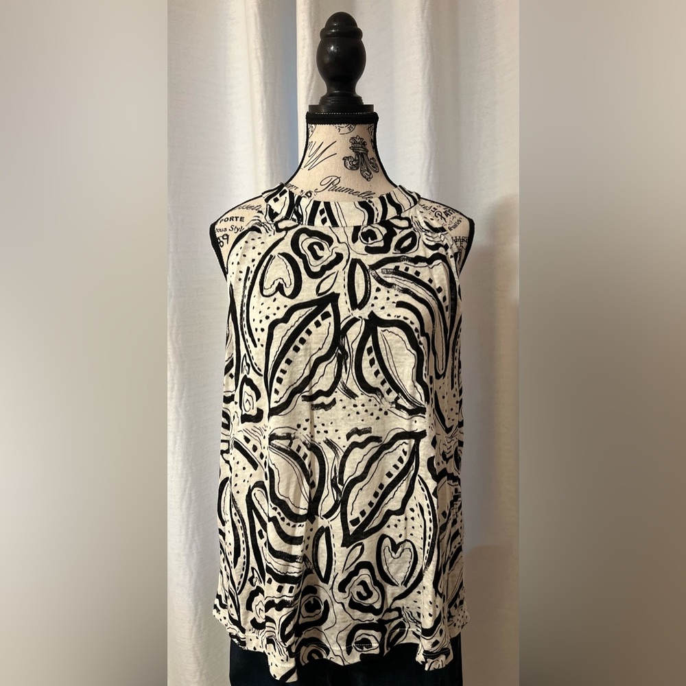 Black and White Patterned Women's Top